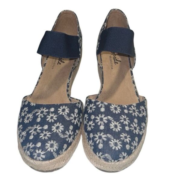 Life Stride Kaylee Blue and White Daisy Denim Espadrille Wedges Size 9.5 NIB - Picture 2 of 10